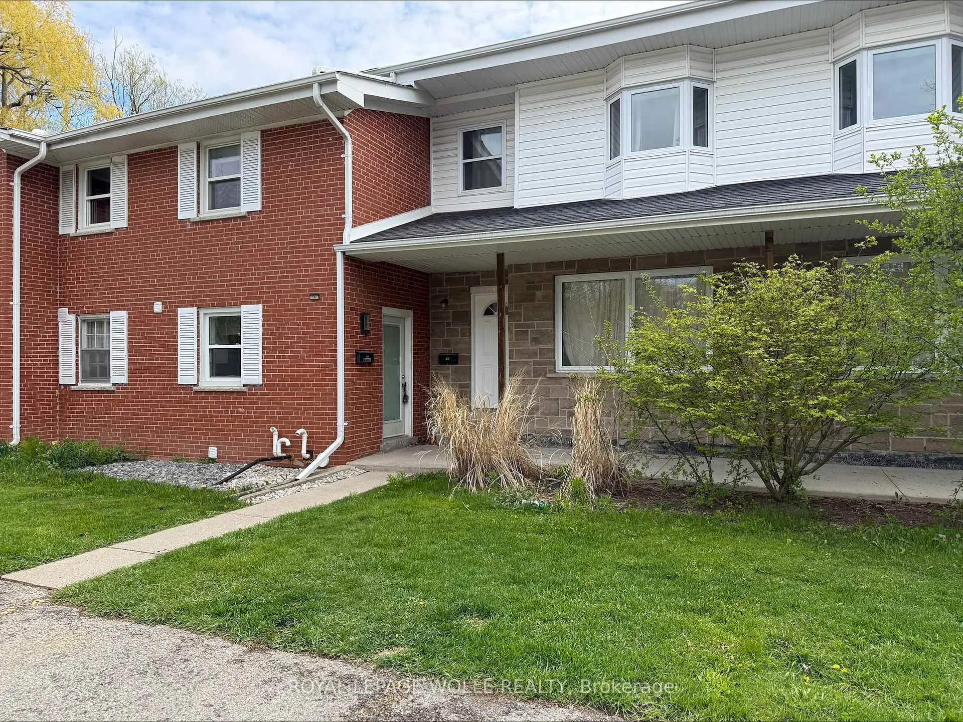 Photo 2 of 284 Westcourt Place, Waterloo — HOMEH