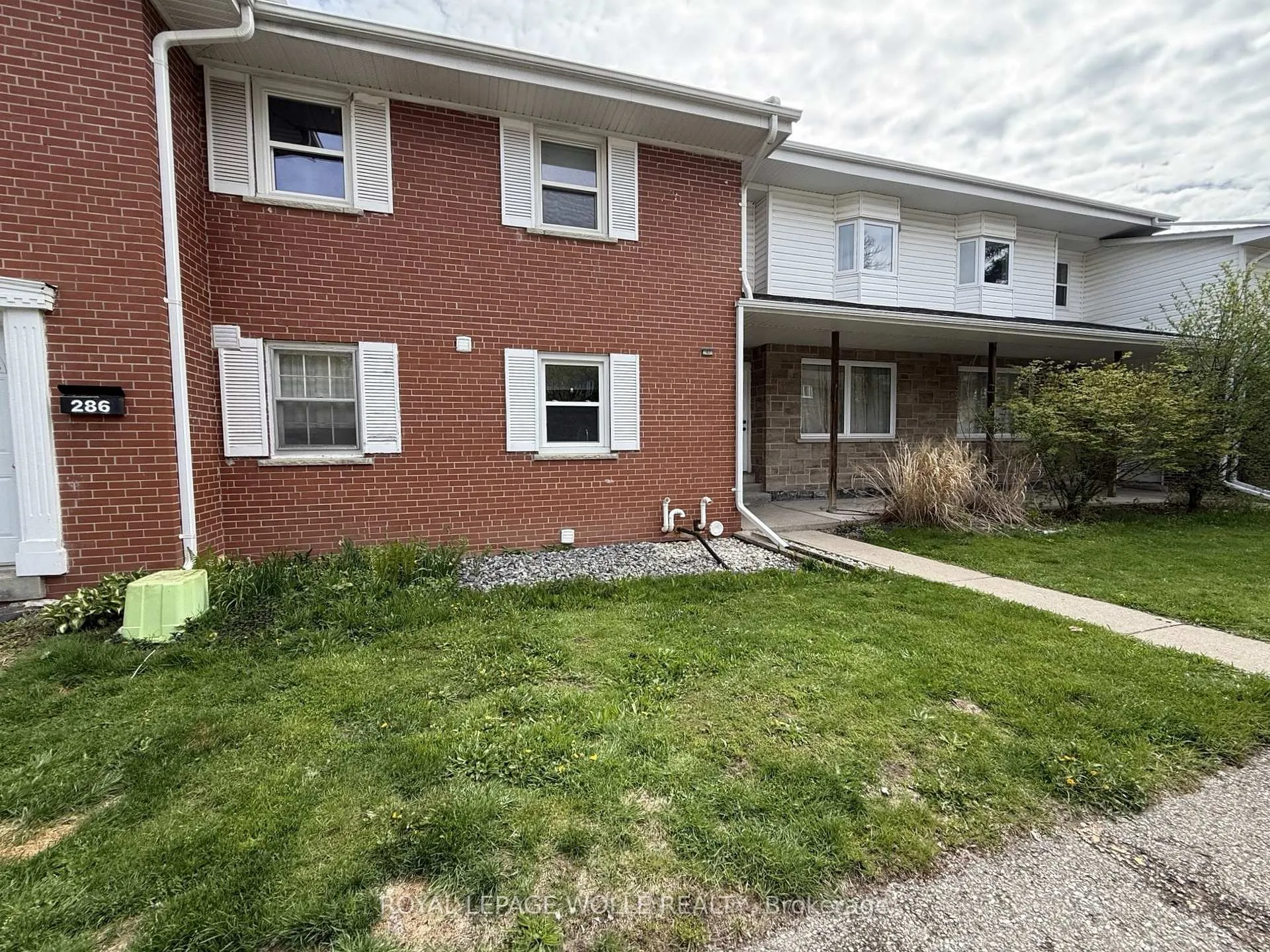 Photo 3 of 284 Westcourt Place, Waterloo — HOMEH