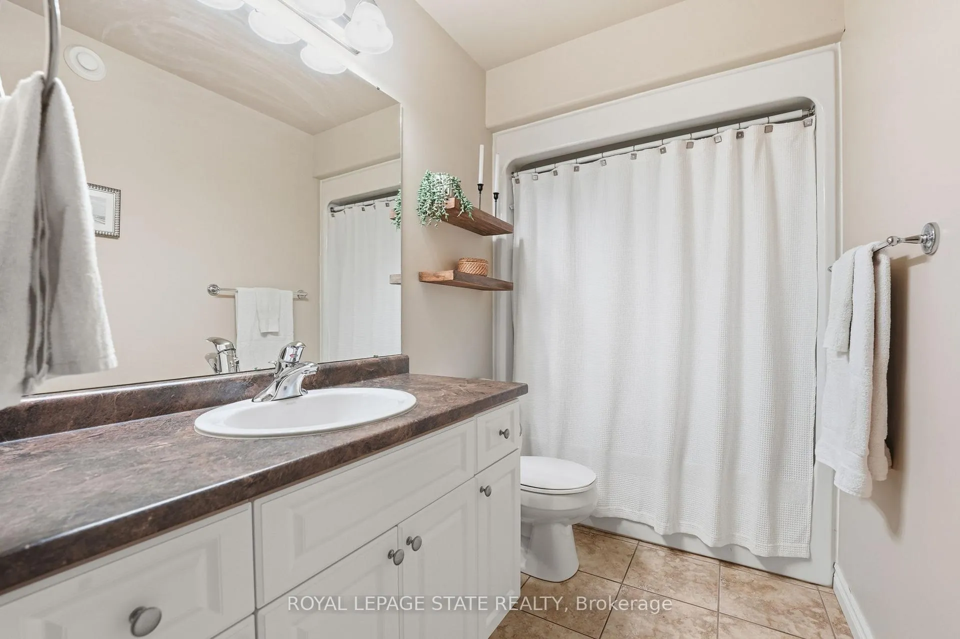 Photo 11 of 12 Millcroft Drive, Norfolk, Simcoe — HOMEH