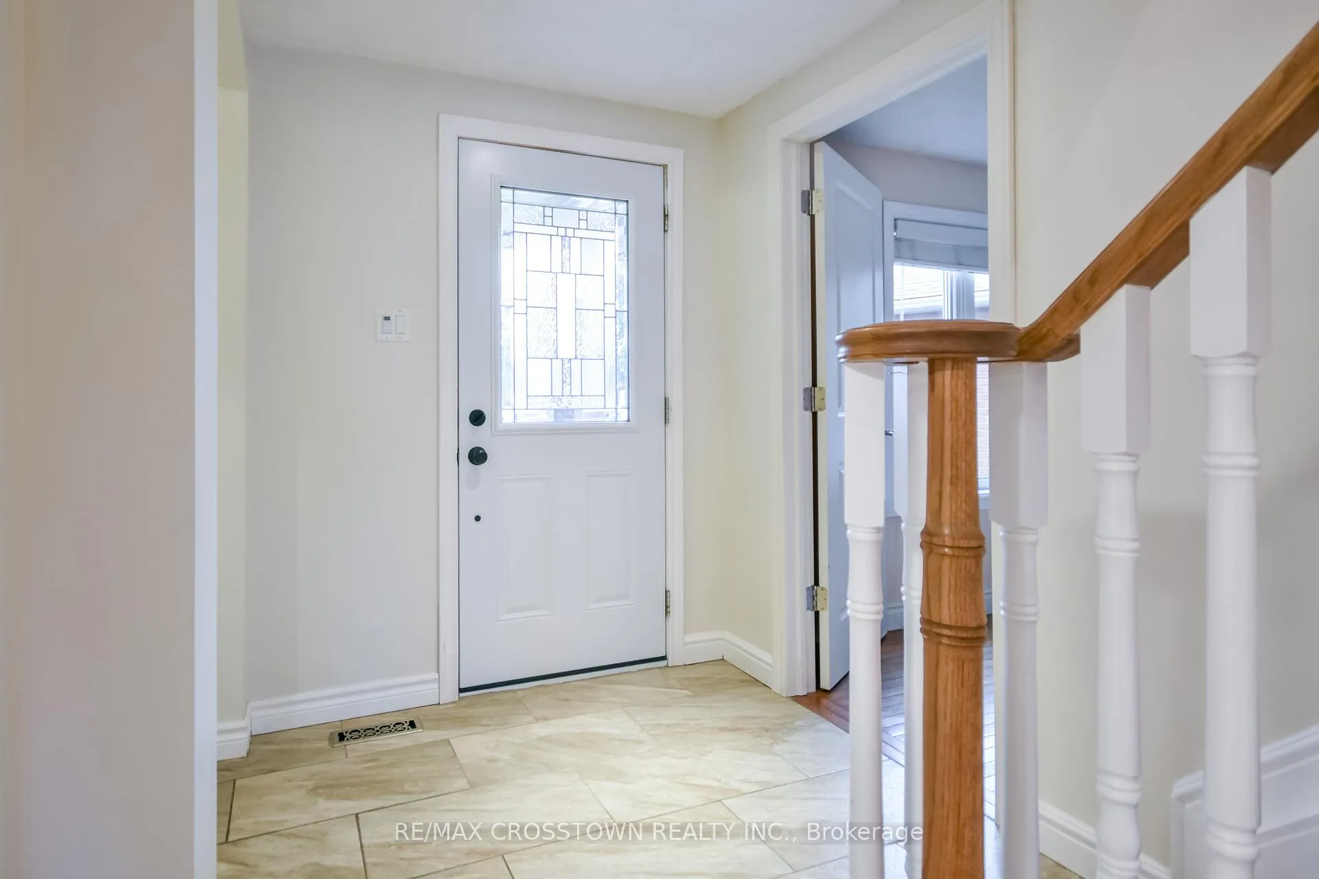 Photo 2 of 10 Nugent Court, Barrie, Northwest — HOMEH