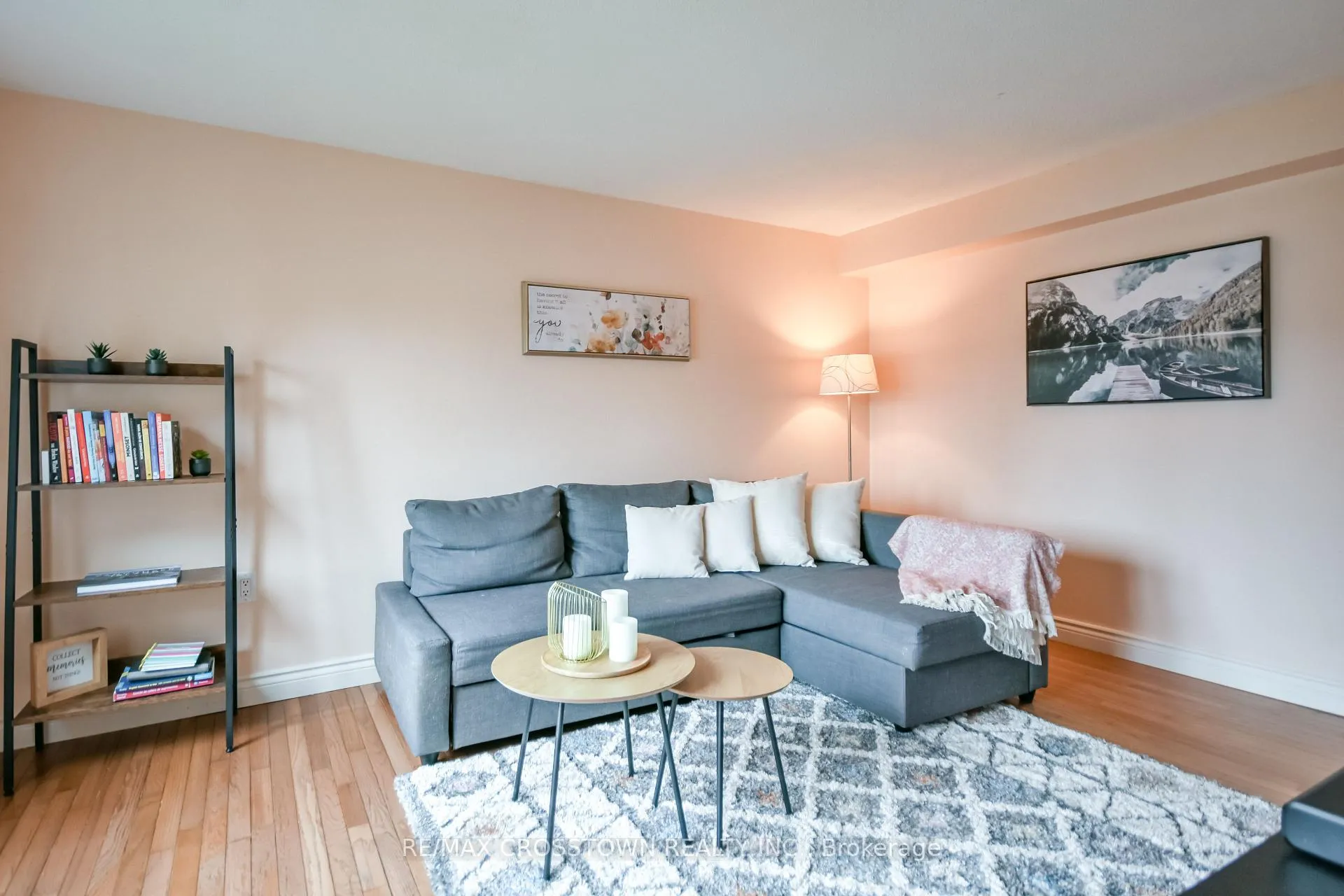 Photo 3 of 10 Nugent Court, Barrie, Northwest — HOMEH