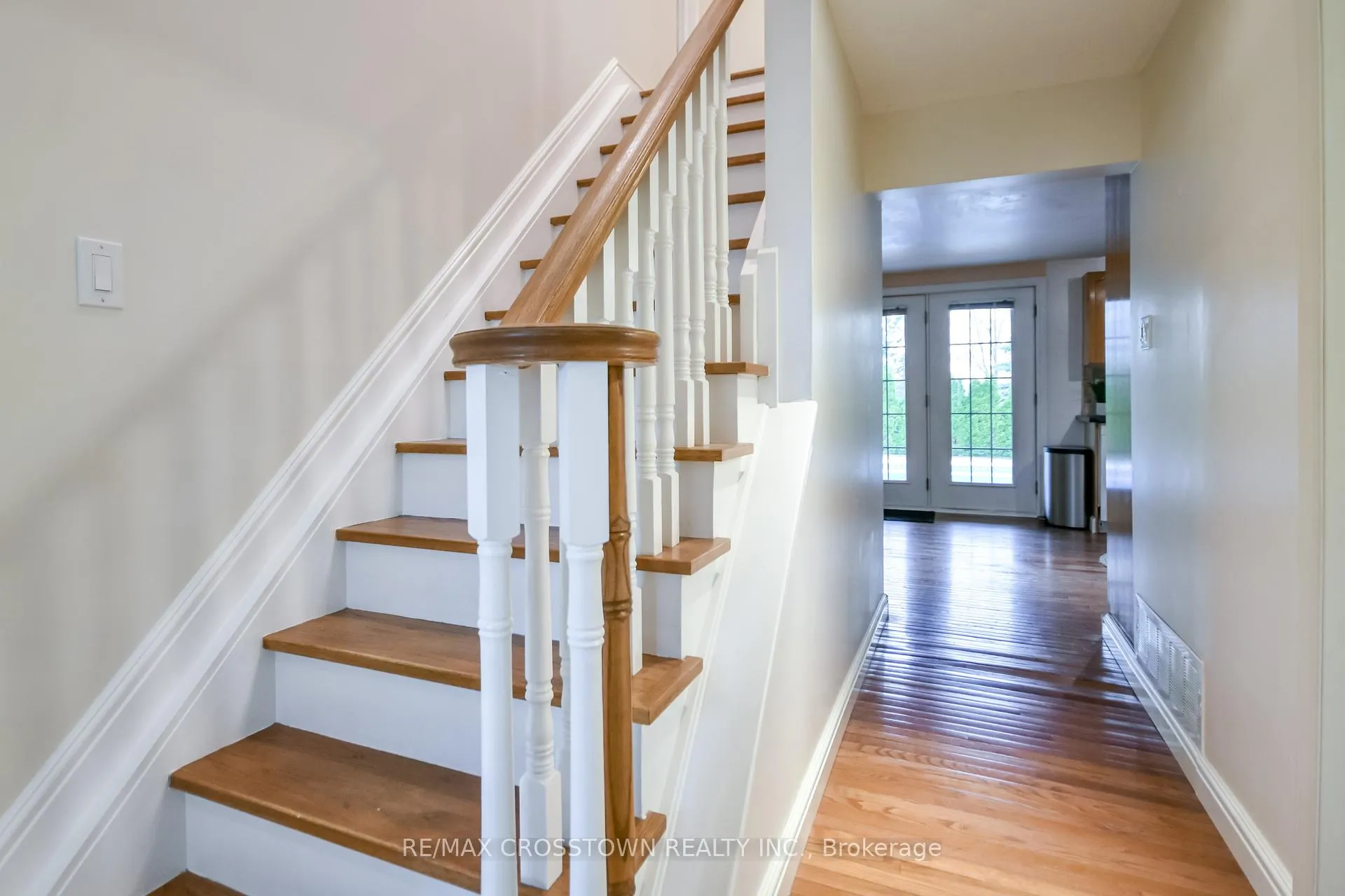 Photo 6 of 10 Nugent Court, Barrie, Northwest — HOMEH