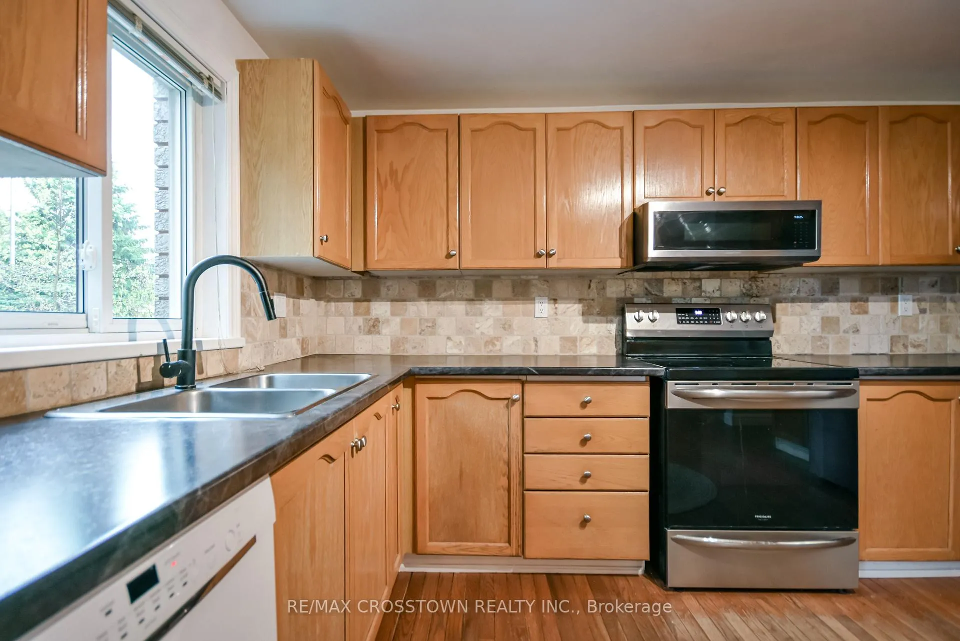 Photo 8 of 10 Nugent Court, Barrie, Northwest — HOMEH