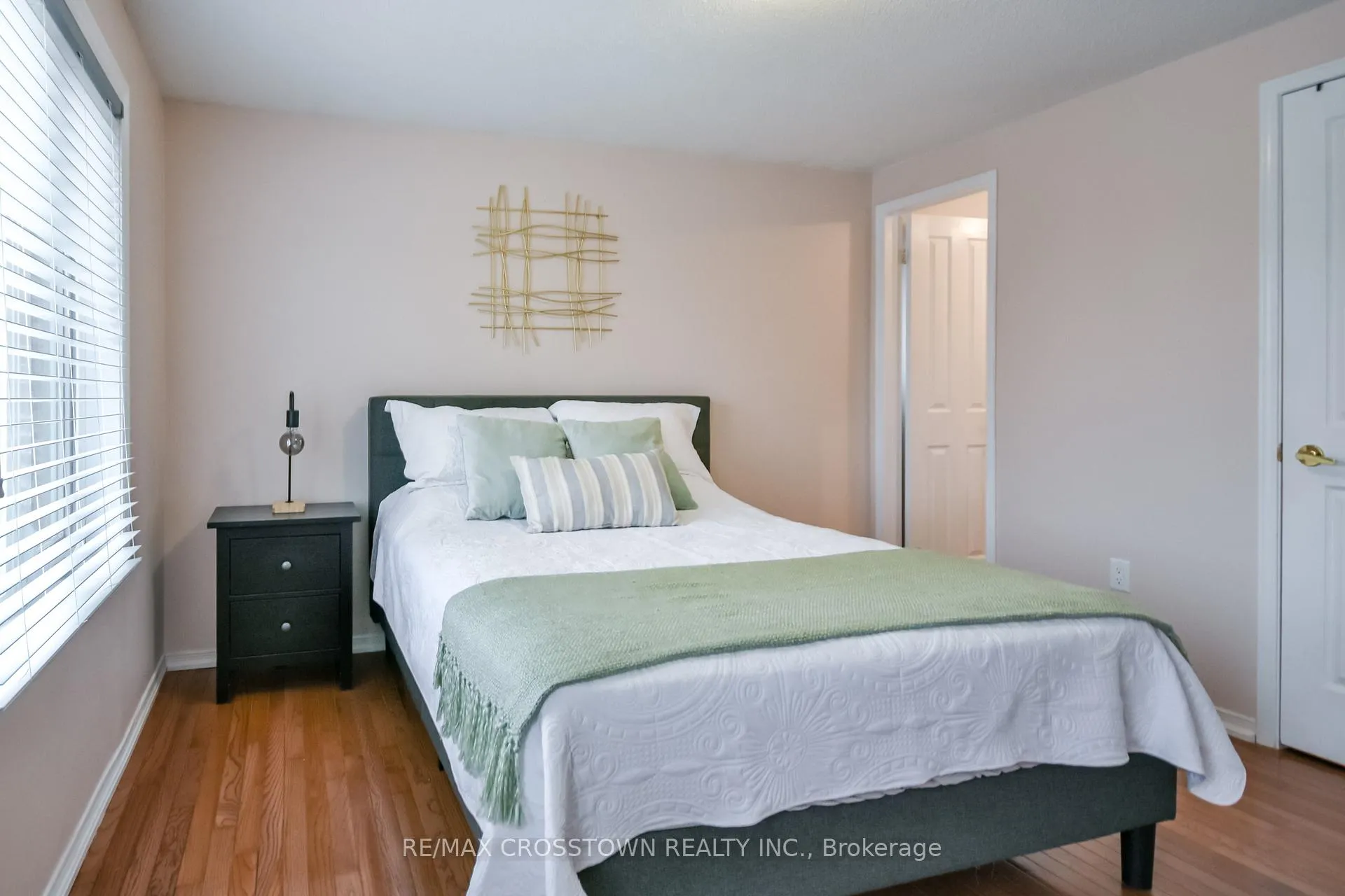 Photo 14 of 10 Nugent Court, Barrie, Northwest — HOMEH