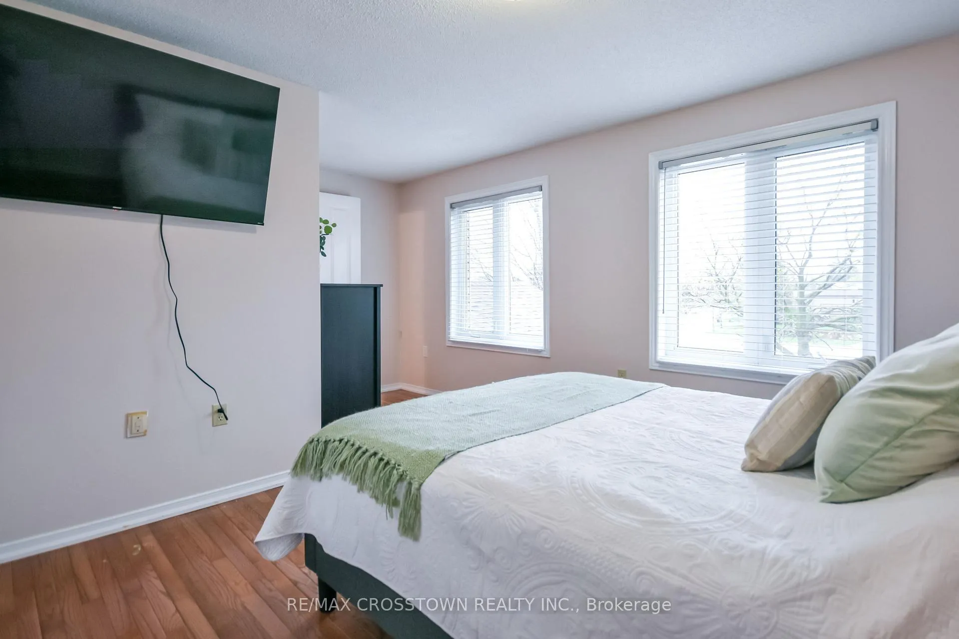 Photo 15 of 10 Nugent Court, Barrie, Northwest — HOMEH