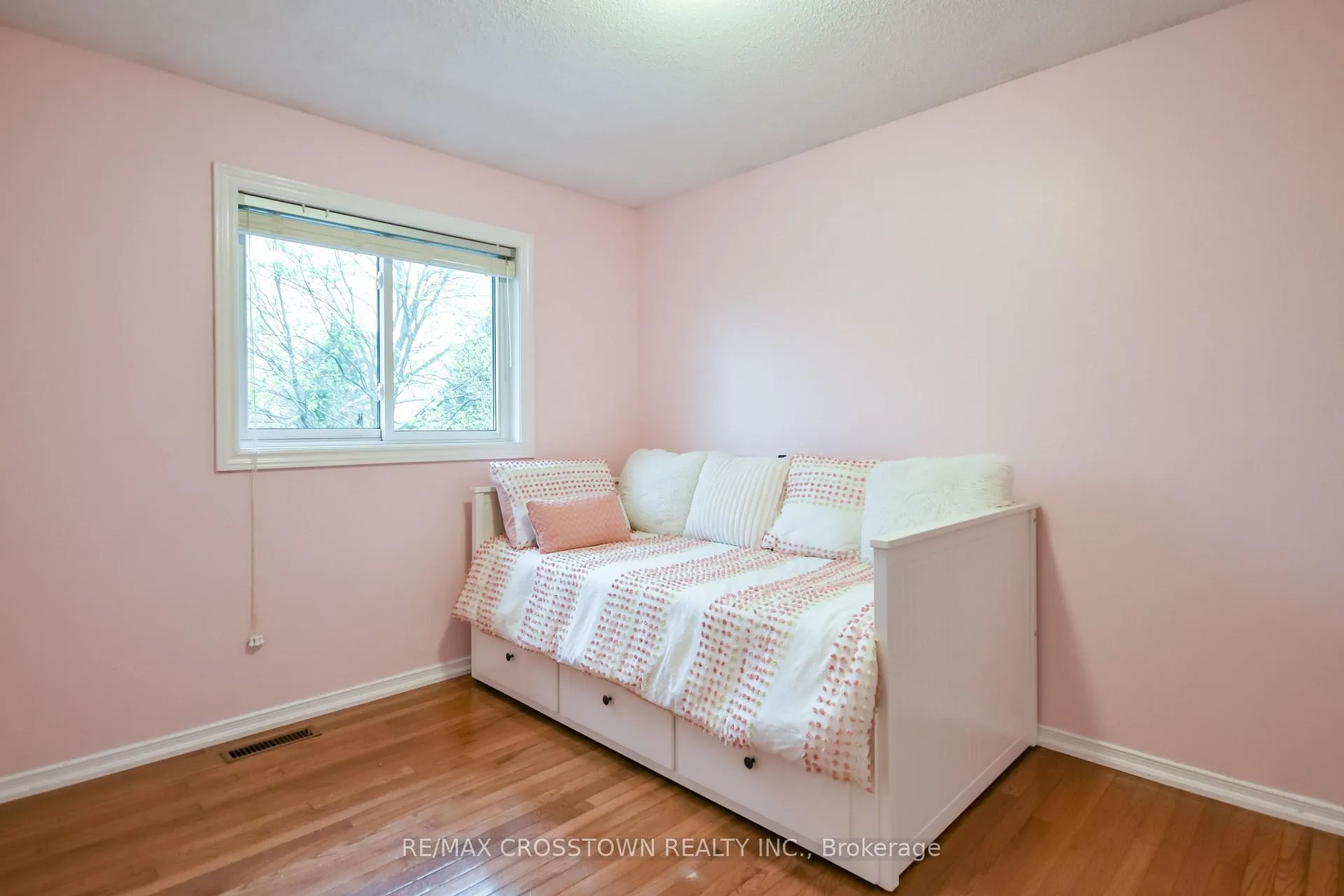 Photo 19 of 10 Nugent Court, Barrie, Northwest — HOMEH