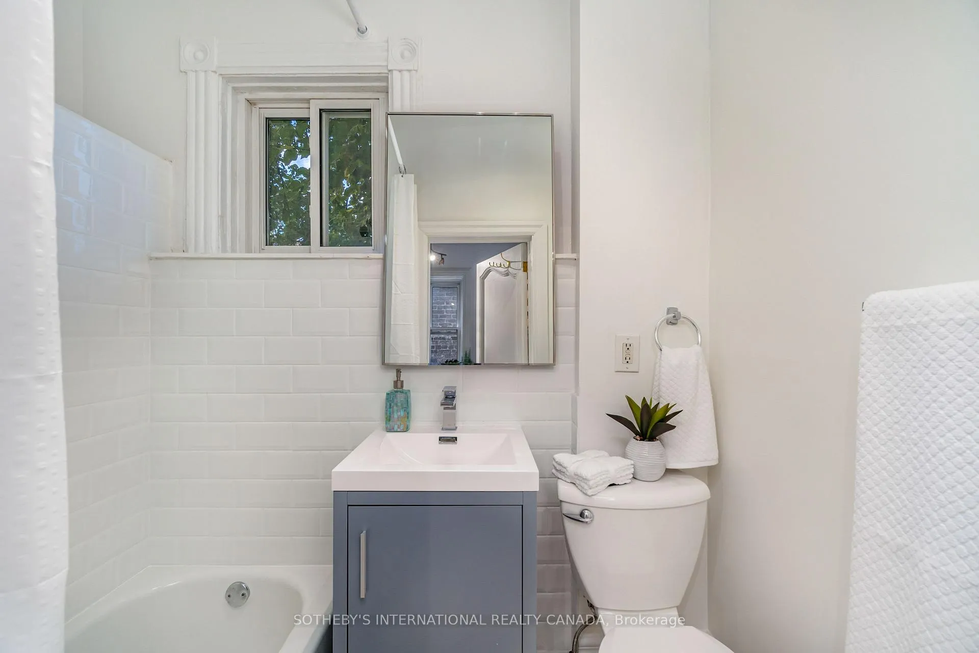 Photo 6 of Unit #2, 225 Major Street, Toronto, University — HOMEH