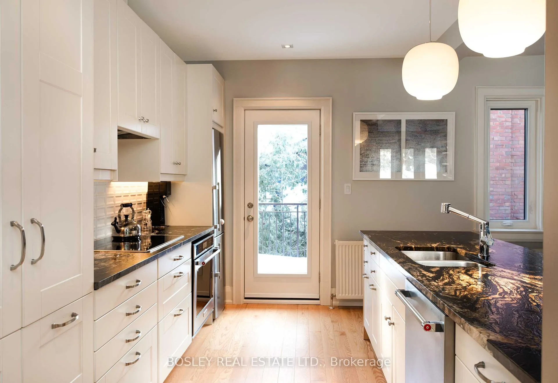 Photo 10 of 9 Indian Valley Crescent, Toronto, High Park-Swansea — HOMEH