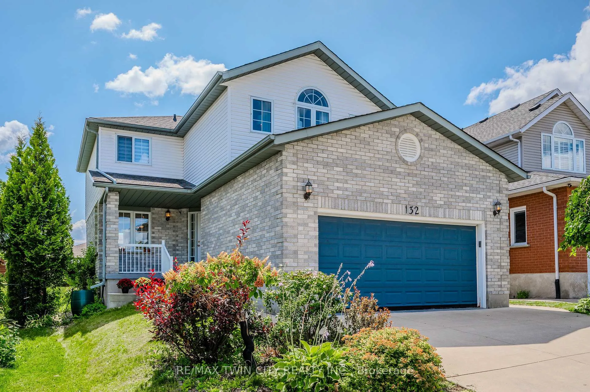 Photo 4 of 132 Daimler Drive, Kitchener — HOMEH