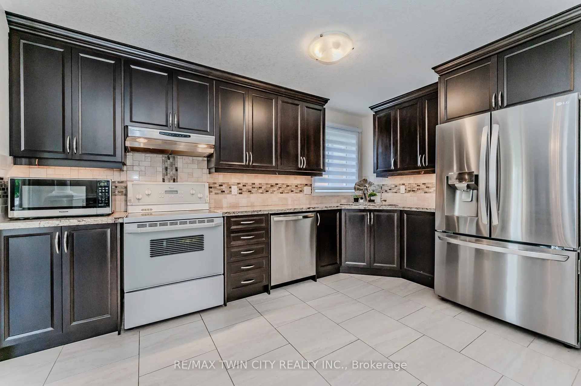 Photo 12 of 132 Daimler Drive, Kitchener — HOMEH
