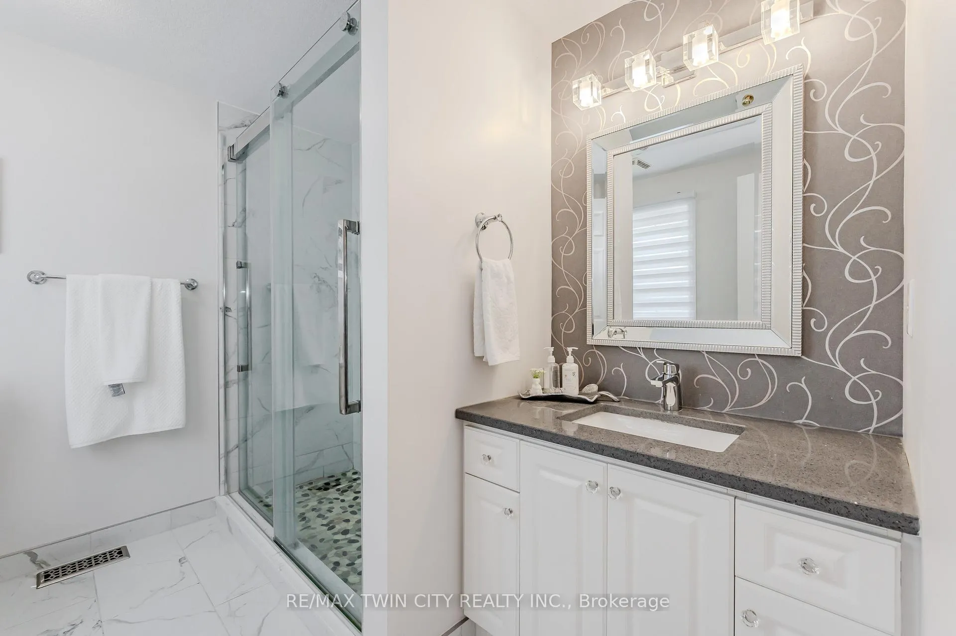 Photo 23 of 132 Daimler Drive, Kitchener — HOMEH
