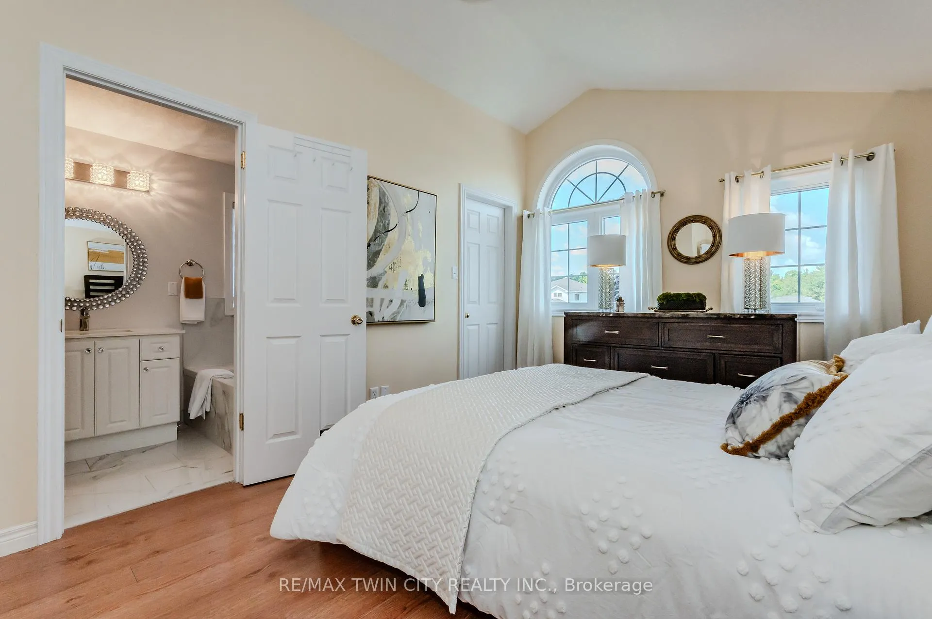 Photo 26 of 132 Daimler Drive, Kitchener — HOMEH