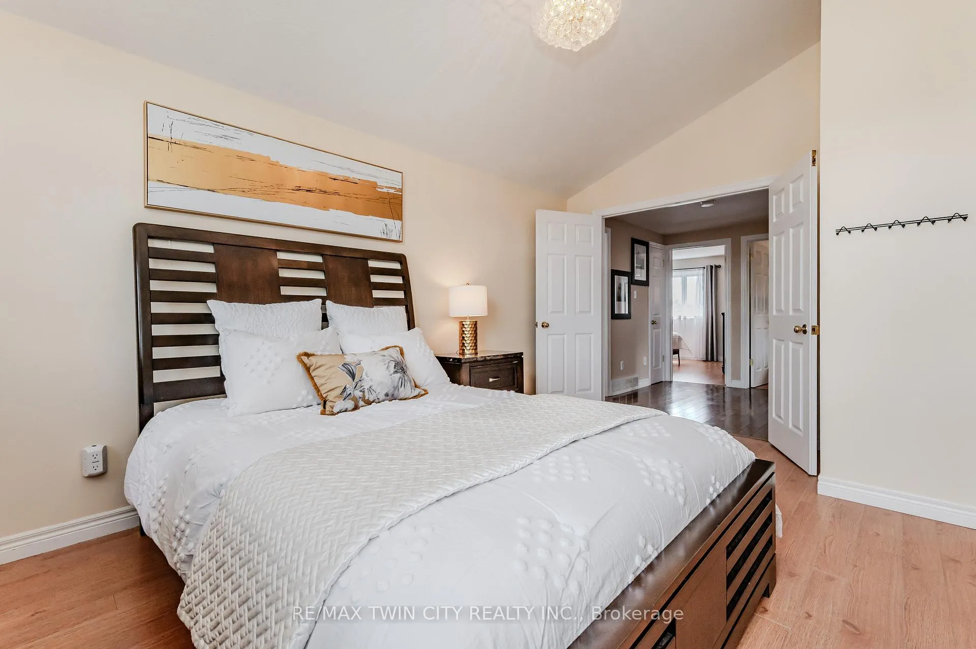 Photo 27 of 132 Daimler Drive, Kitchener — HOMEH