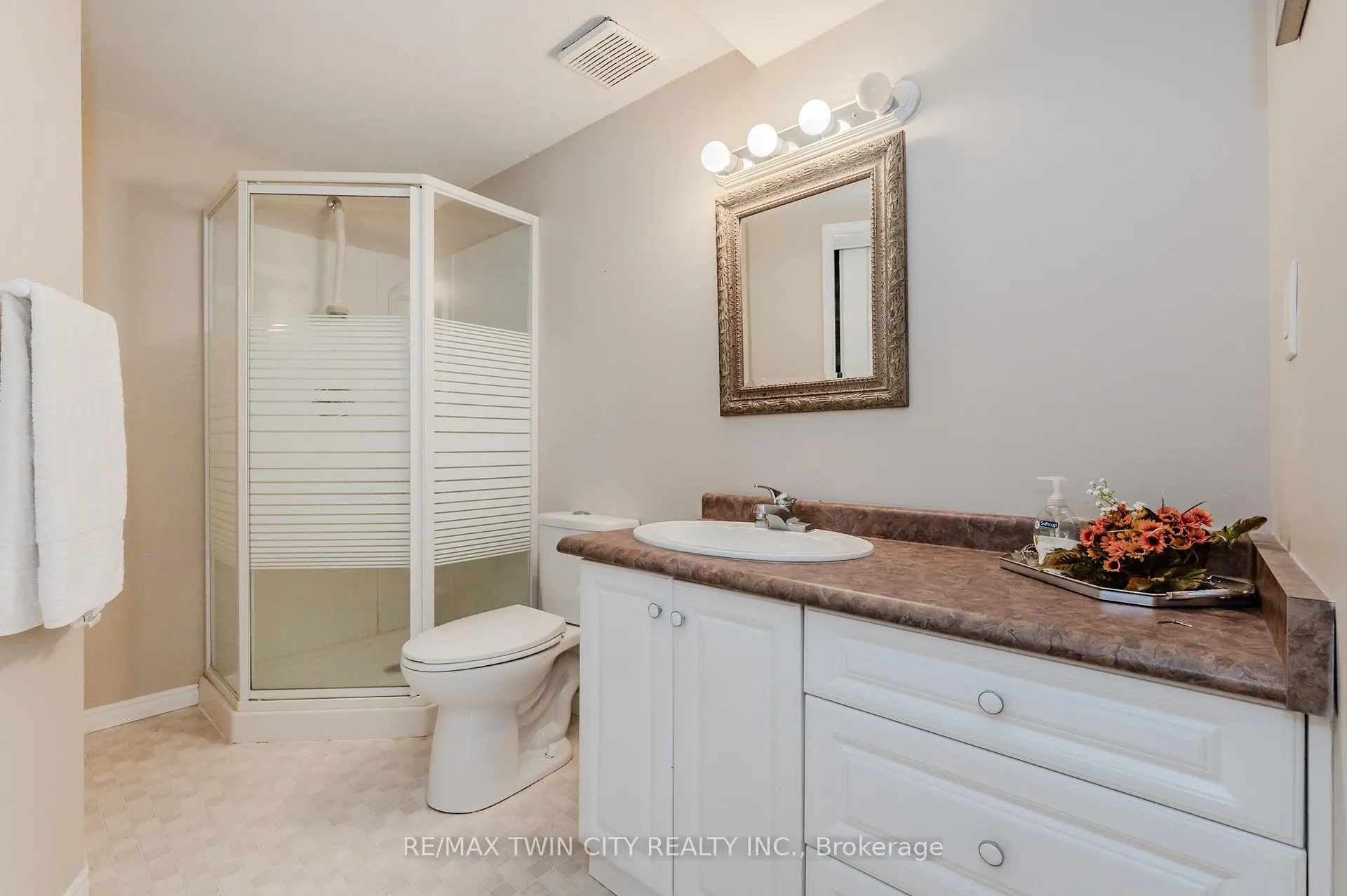 Photo 35 of 132 Daimler Drive, Kitchener — HOMEH