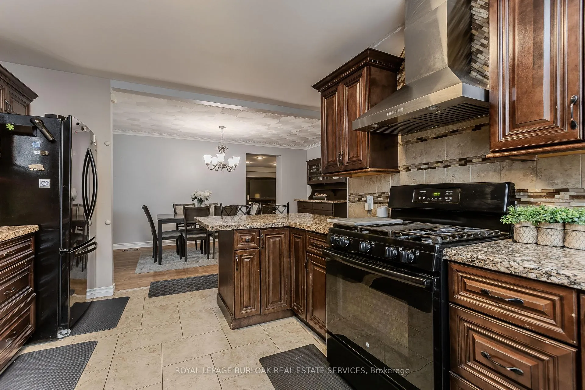 Photo 18 of 283 Vilma Drive, Oakville, Bronte — HOMEH