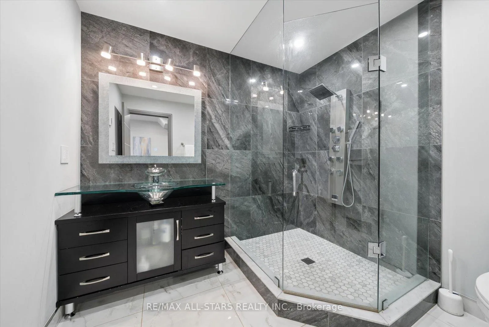 Photo 35 of 114 Kingsridge Road, Barrie, Bayshore — HOMEH