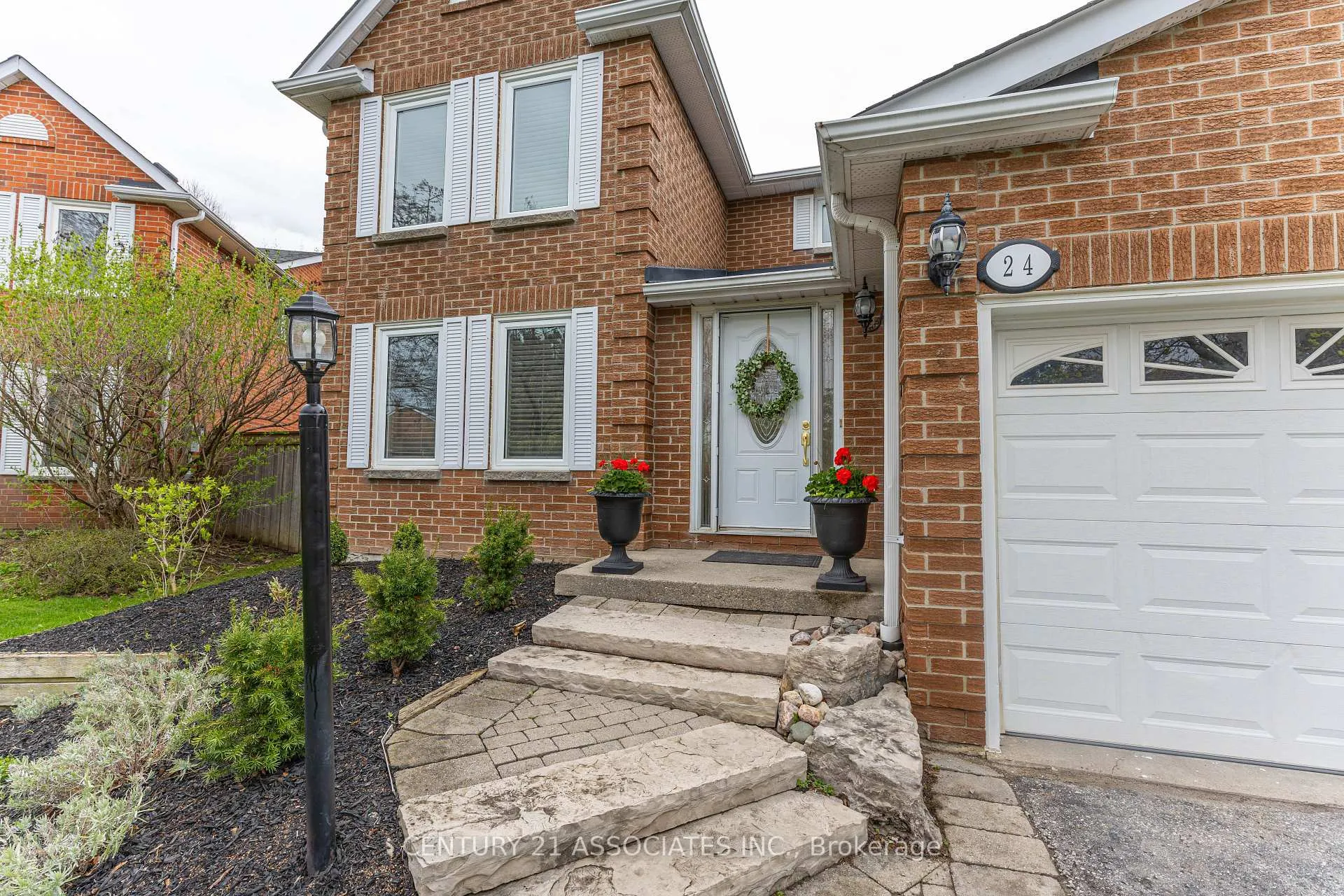 Photo 3 of 24 Garnish Green, Markham, Markham Village — HOMEH
