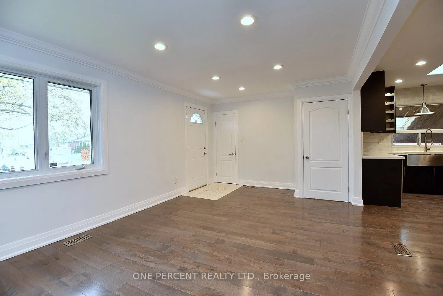 Photo 2 of 1338 De Quincy Crescent, Burlington, Mountainside — HOMEH