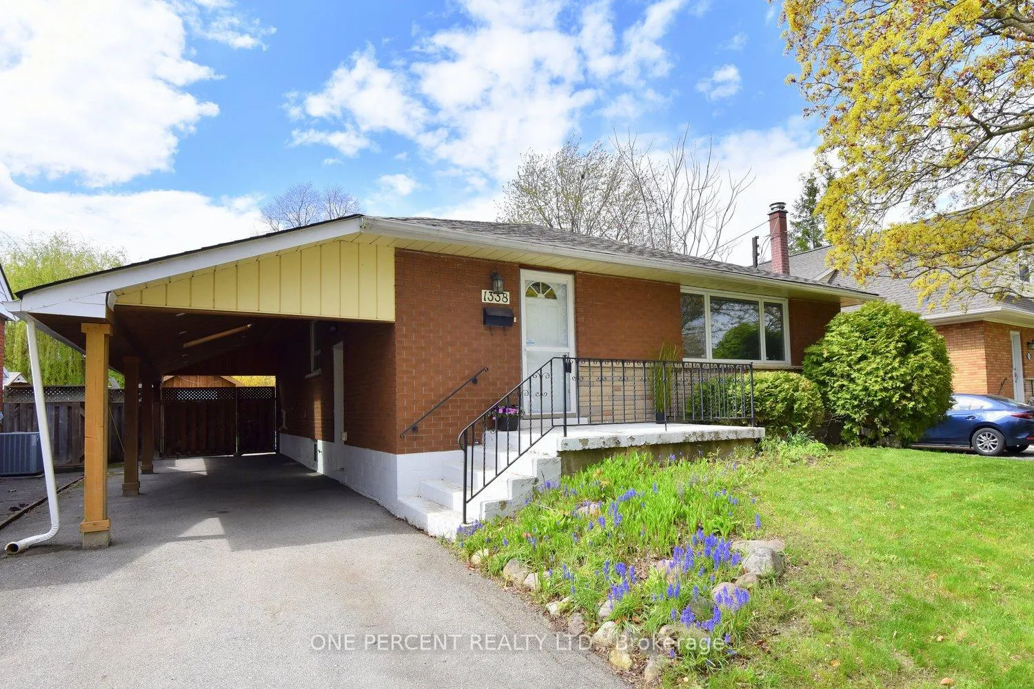 Photo 3 of 1338 De Quincy Crescent, Burlington, Mountainside — HOMEH