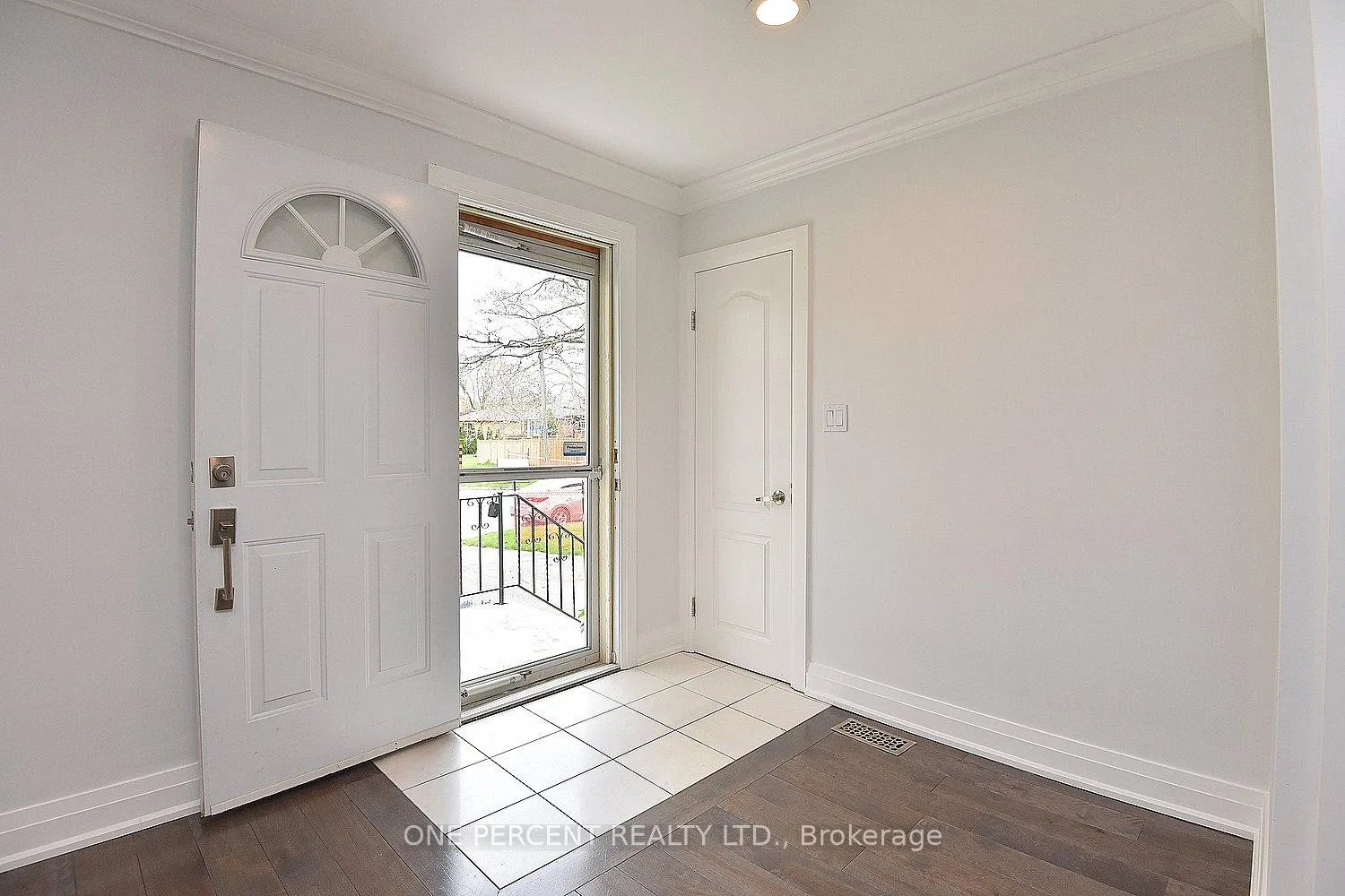 Photo 5 of 1338 De Quincy Crescent, Burlington, Mountainside — HOMEH