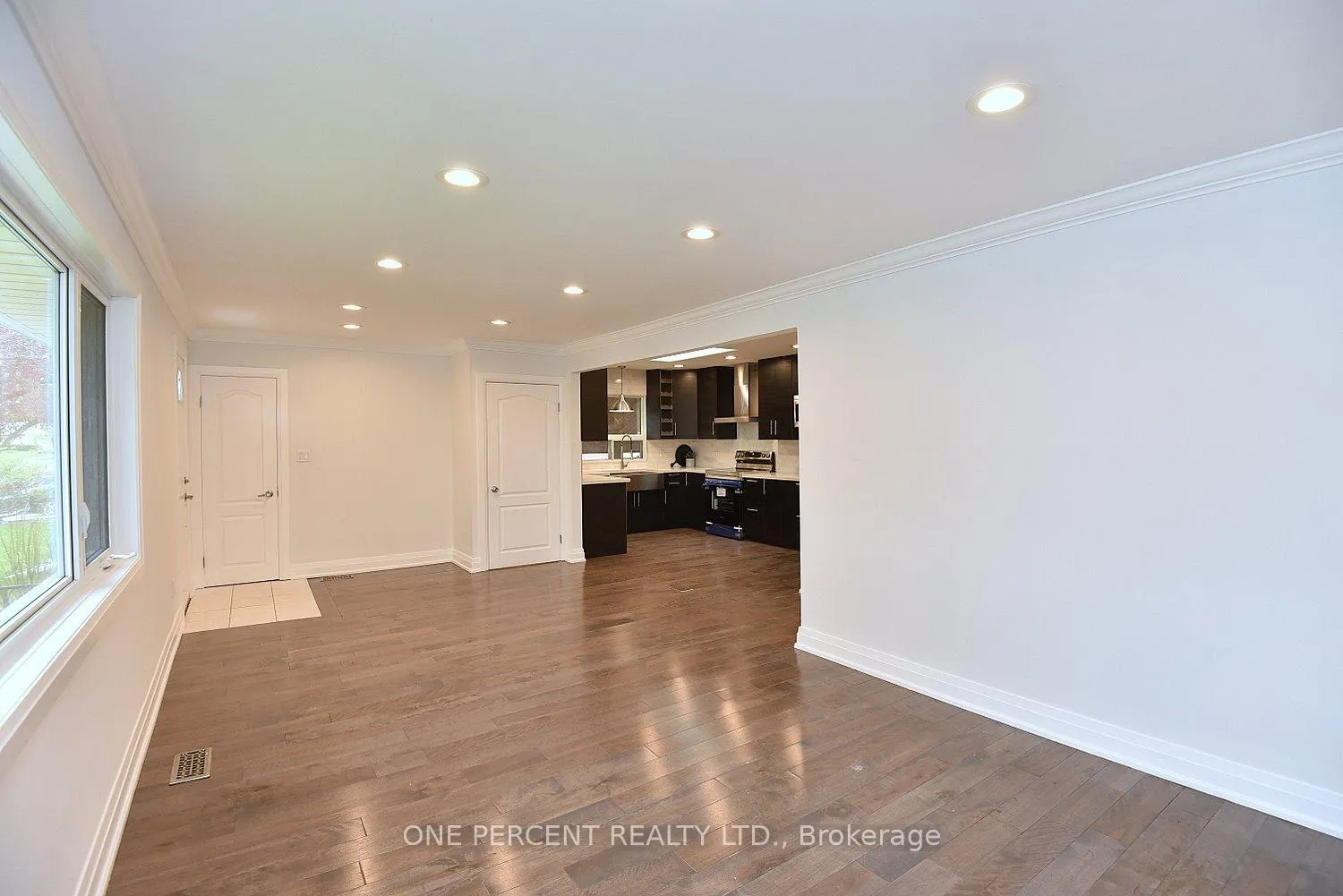Photo 6 of 1338 De Quincy Crescent, Burlington, Mountainside — HOMEH