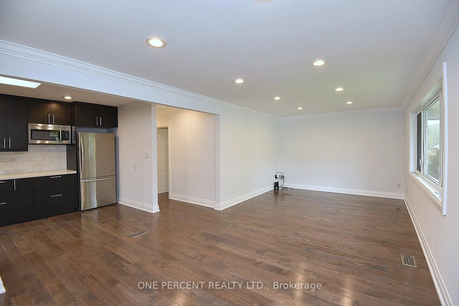 Photo 8 of 1338 De Quincy Crescent, Burlington, Mountainside — HOMEH