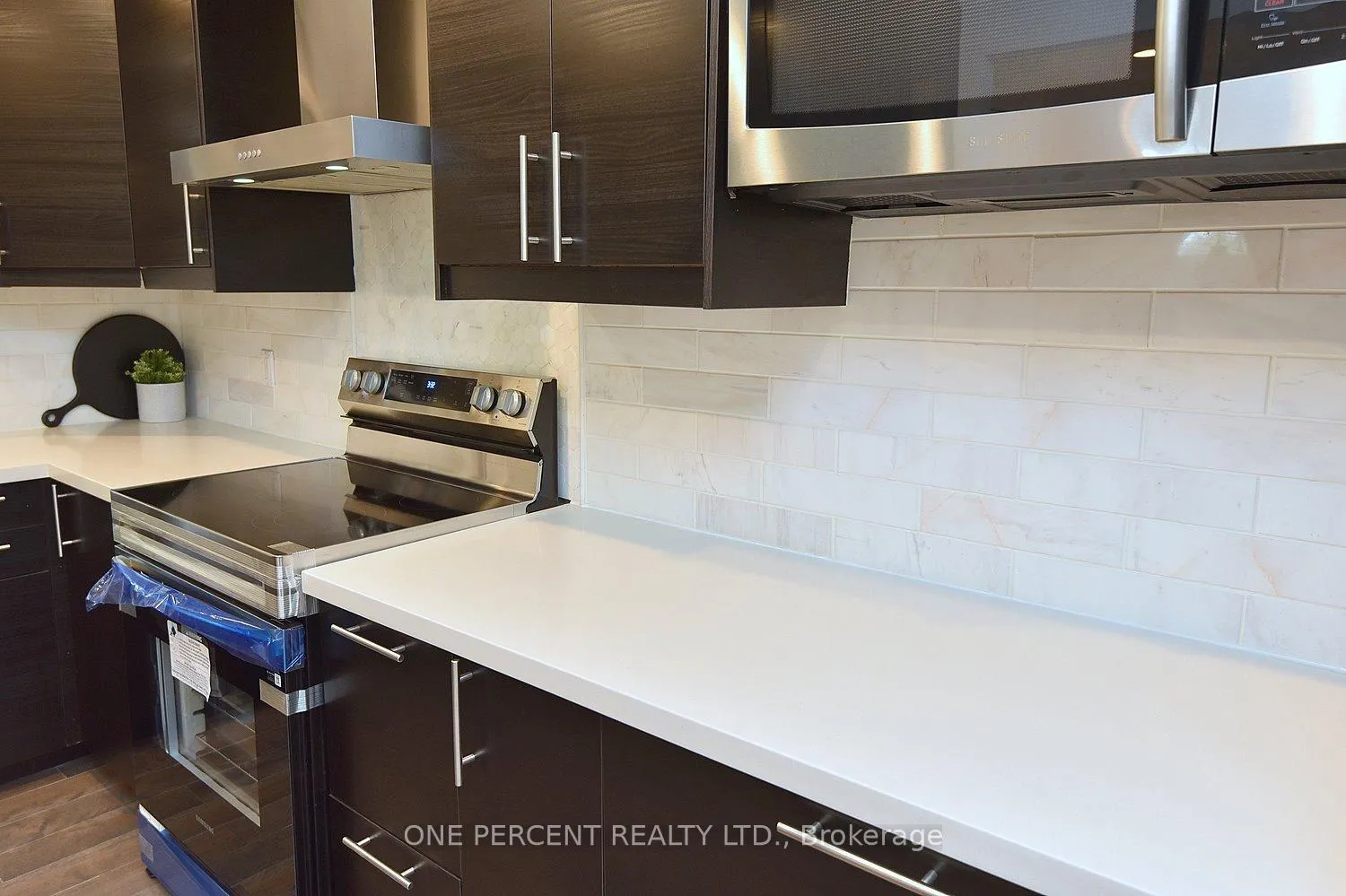 Photo 10 of 1338 De Quincy Crescent, Burlington, Mountainside — HOMEH