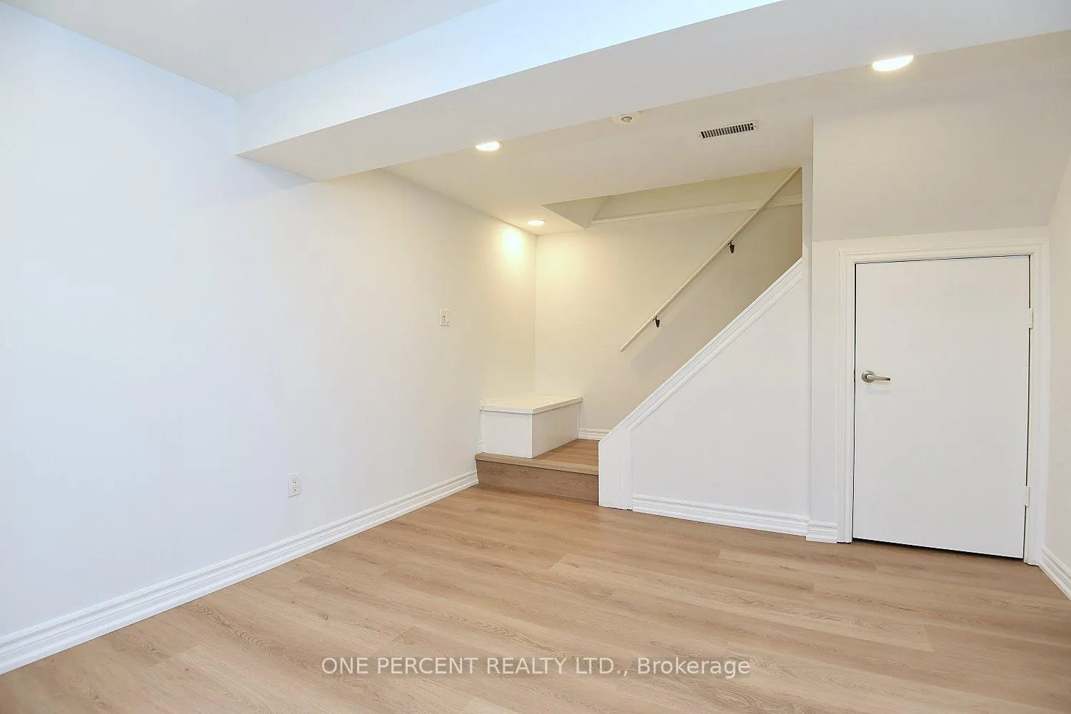 Photo 23 of 1338 De Quincy Crescent, Burlington, Mountainside — HOMEH