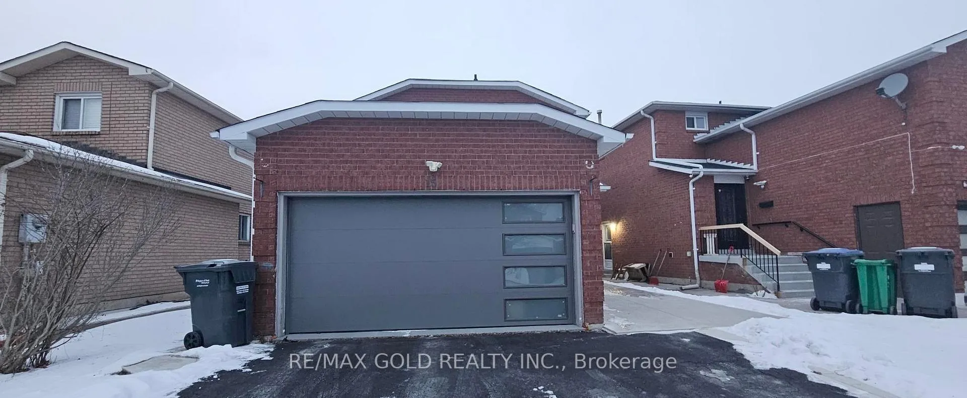 Front of Unit Upper, 15 Valonia Drive