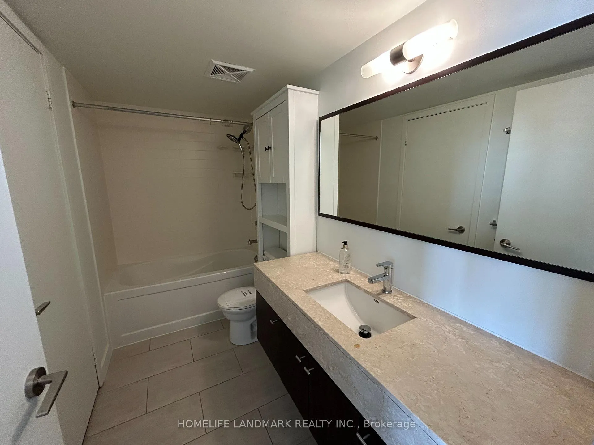 Photo 5 of Unit 2206, 126 Simcoe Street, Toronto, Waterfront Communities — HOMEH