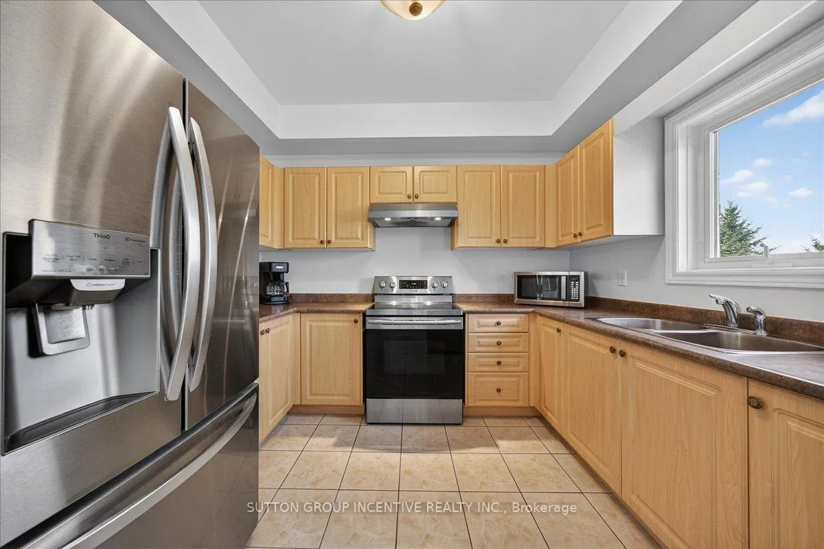 Photo 10 of 6 Silvercreek Crescent, Barrie, Ardagh — HOMEH