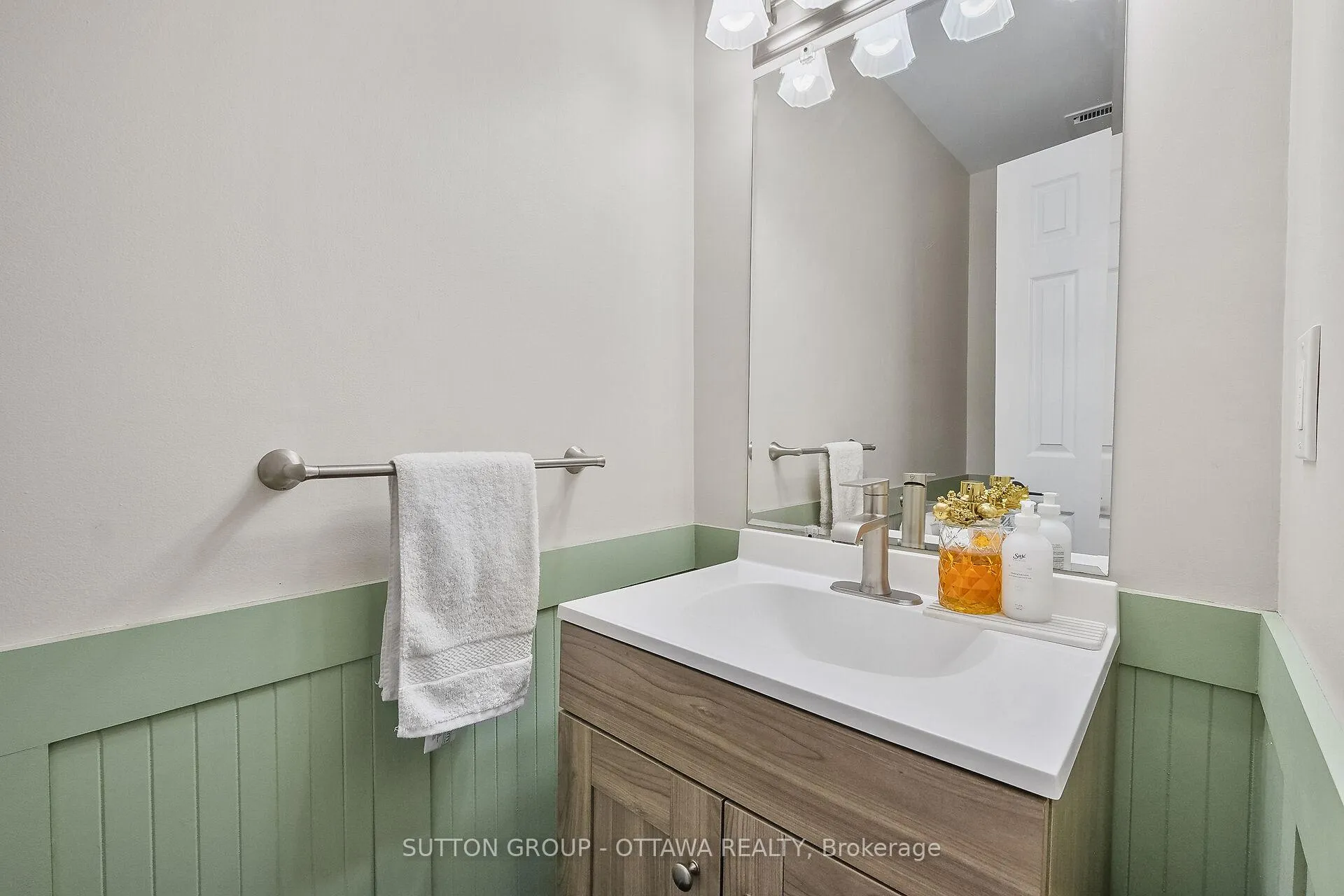 Photo 19 of 238 Park Grove Drive, Ottawa, Queenswood Heights South — HOMEH