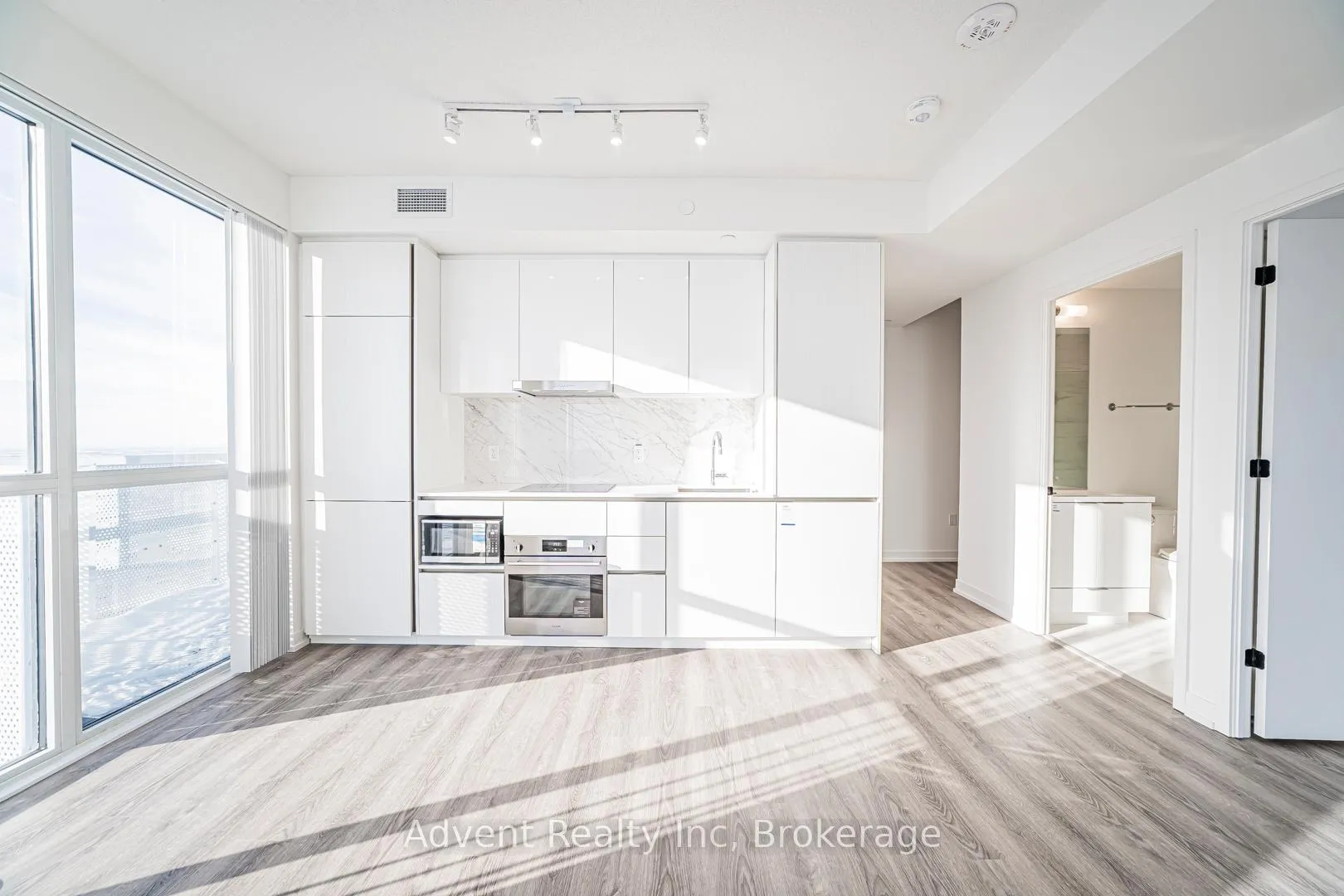 Photo 1 of Unit 5512, 8 Interchange Way, Vaughan, Vaughan Corporate Centre — HOMEH