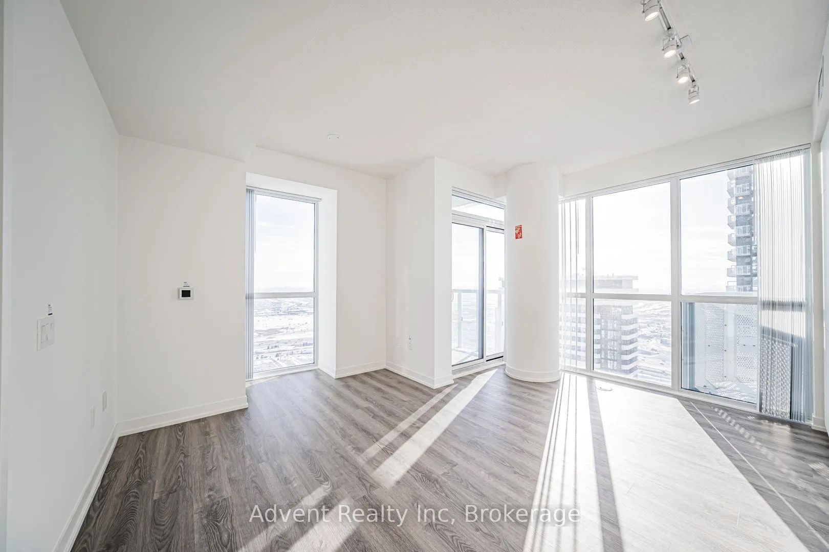 Photo 4 of Unit 5512, 8 Interchange Way, Vaughan, Vaughan Corporate Centre — HOMEH