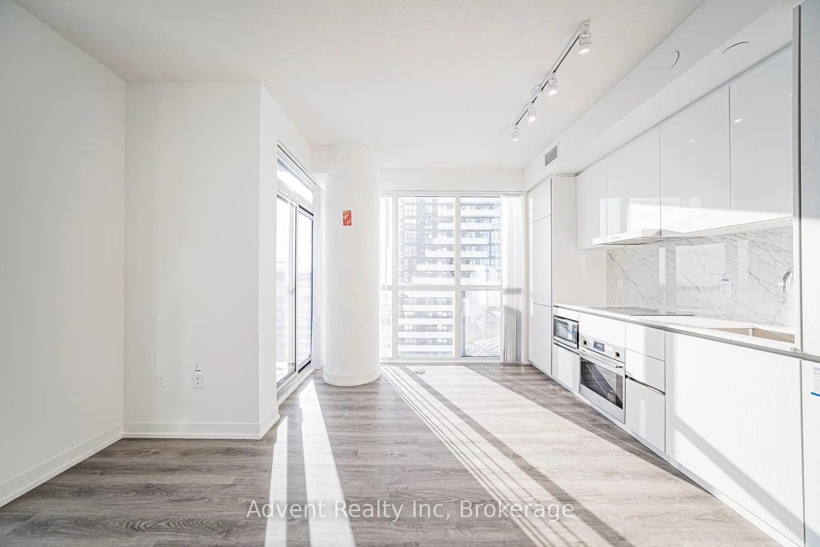 Photo 5 of Unit 5512, 8 Interchange Way, Vaughan, Vaughan Corporate Centre — HOMEH