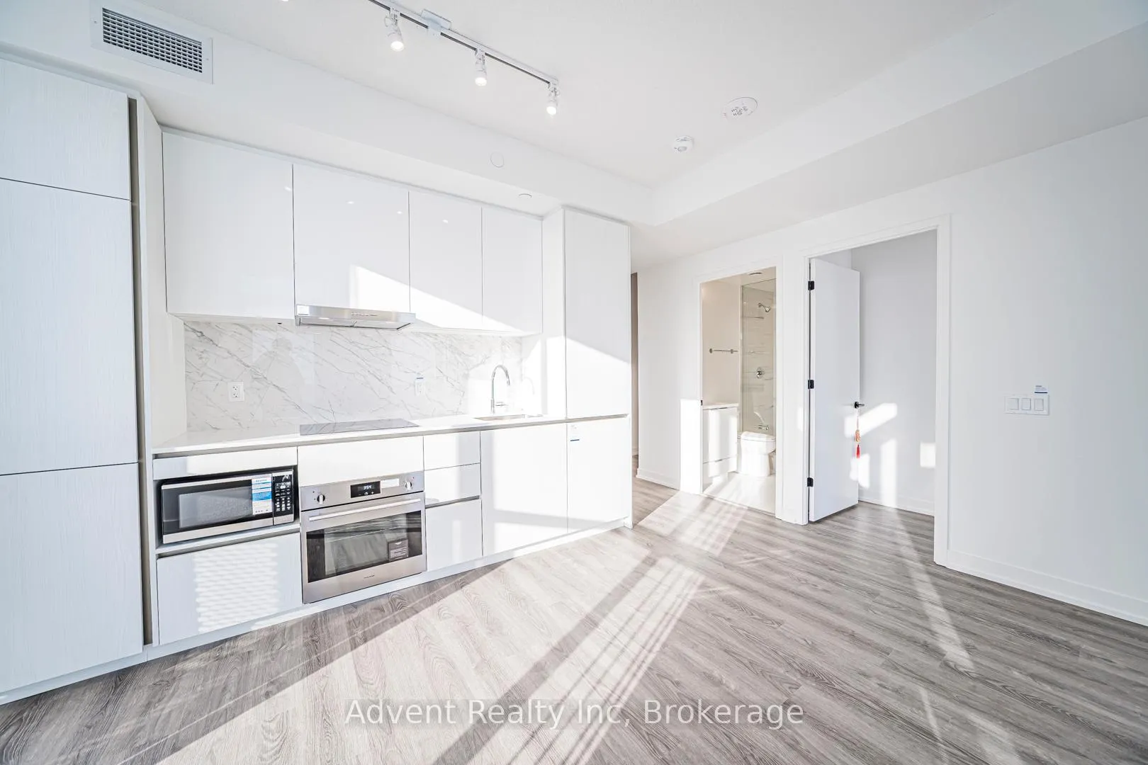 Photo 6 of Unit 5512, 8 Interchange Way, Vaughan, Vaughan Corporate Centre — HOMEH