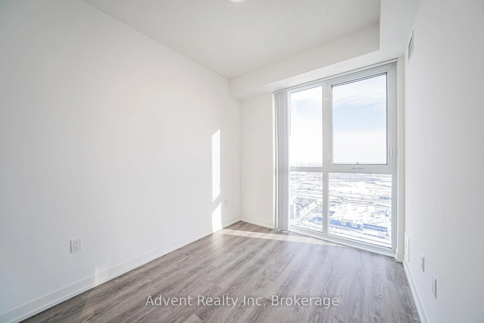 Photo 9 of Unit 5512, 8 Interchange Way, Vaughan, Vaughan Corporate Centre — HOMEH