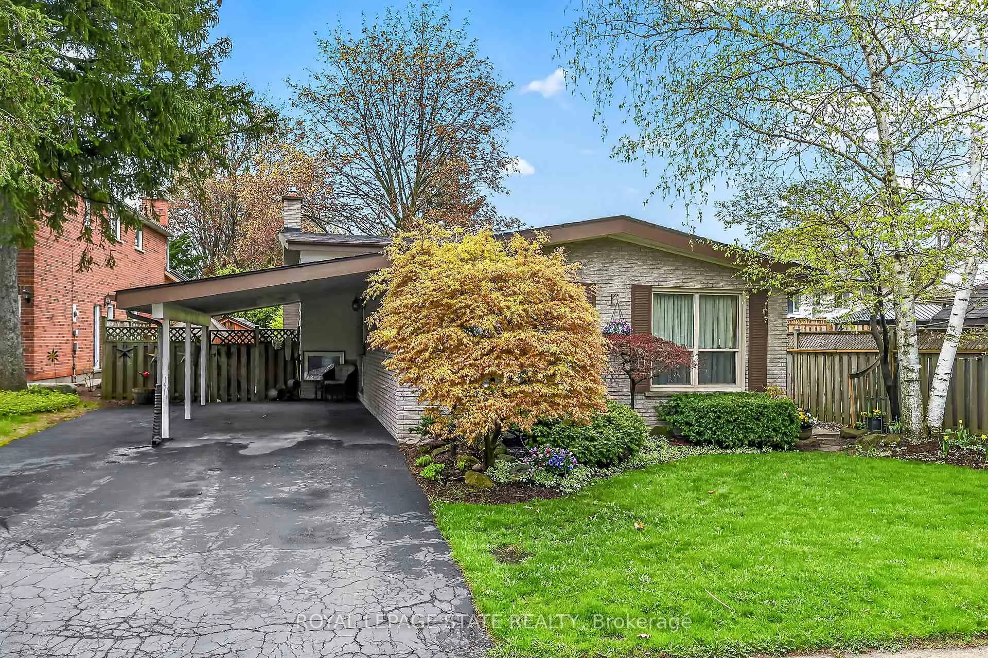 Photo 2 of 582 Woodview Road, Burlington, Roseland — HOMEH