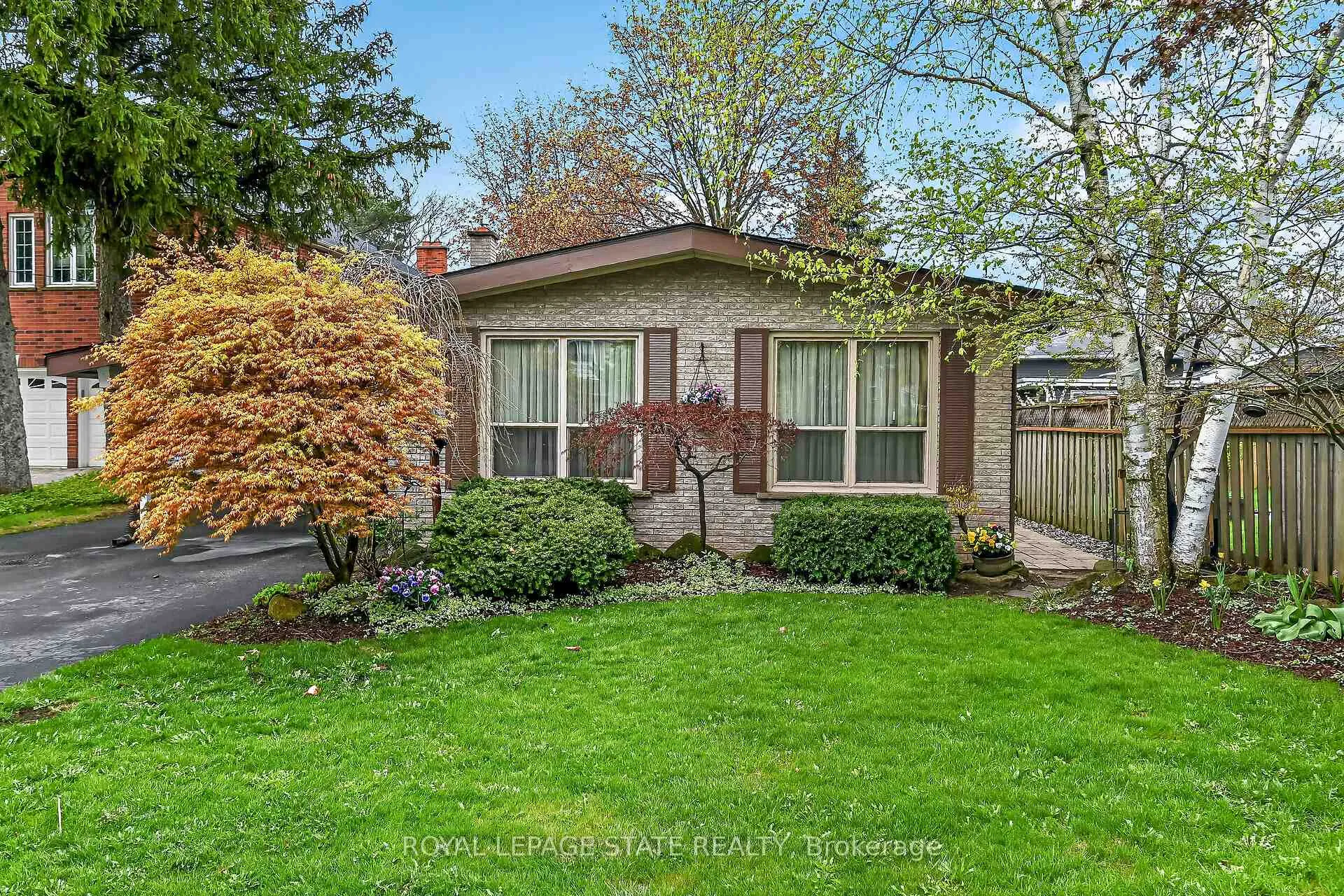 Photo 3 of 582 Woodview Road, Burlington, Roseland — HOMEH