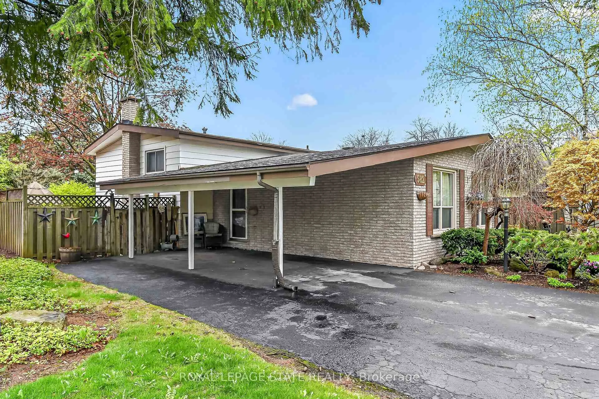 Photo 4 of 582 Woodview Road, Burlington, Roseland — HOMEH