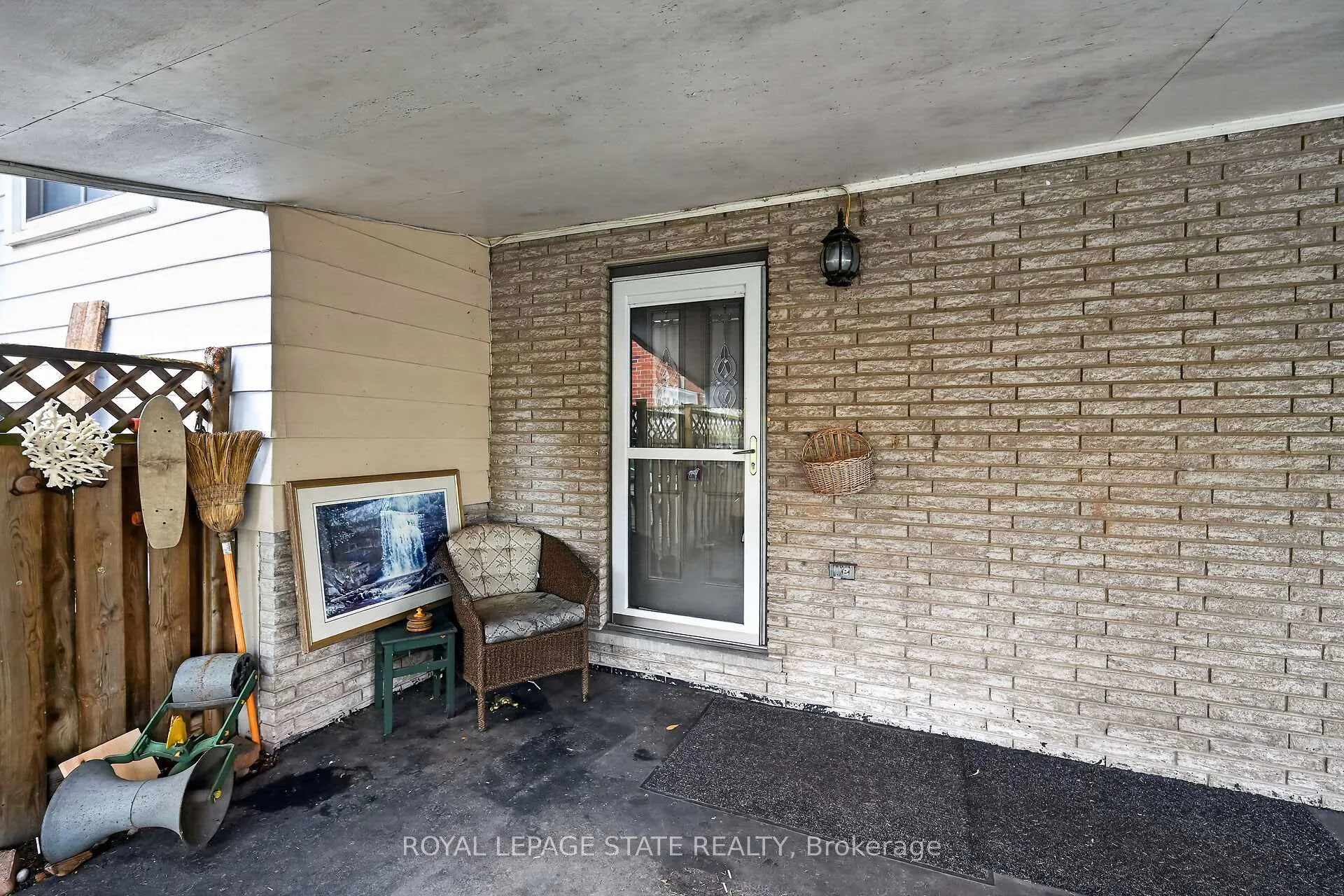 Photo 5 of 582 Woodview Road, Burlington, Roseland — HOMEH