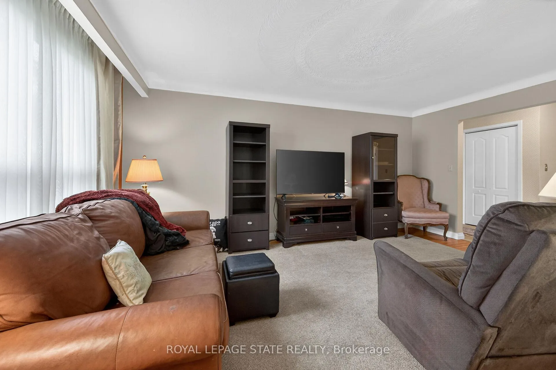 Photo 12 of 582 Woodview Road, Burlington, Roseland — HOMEH