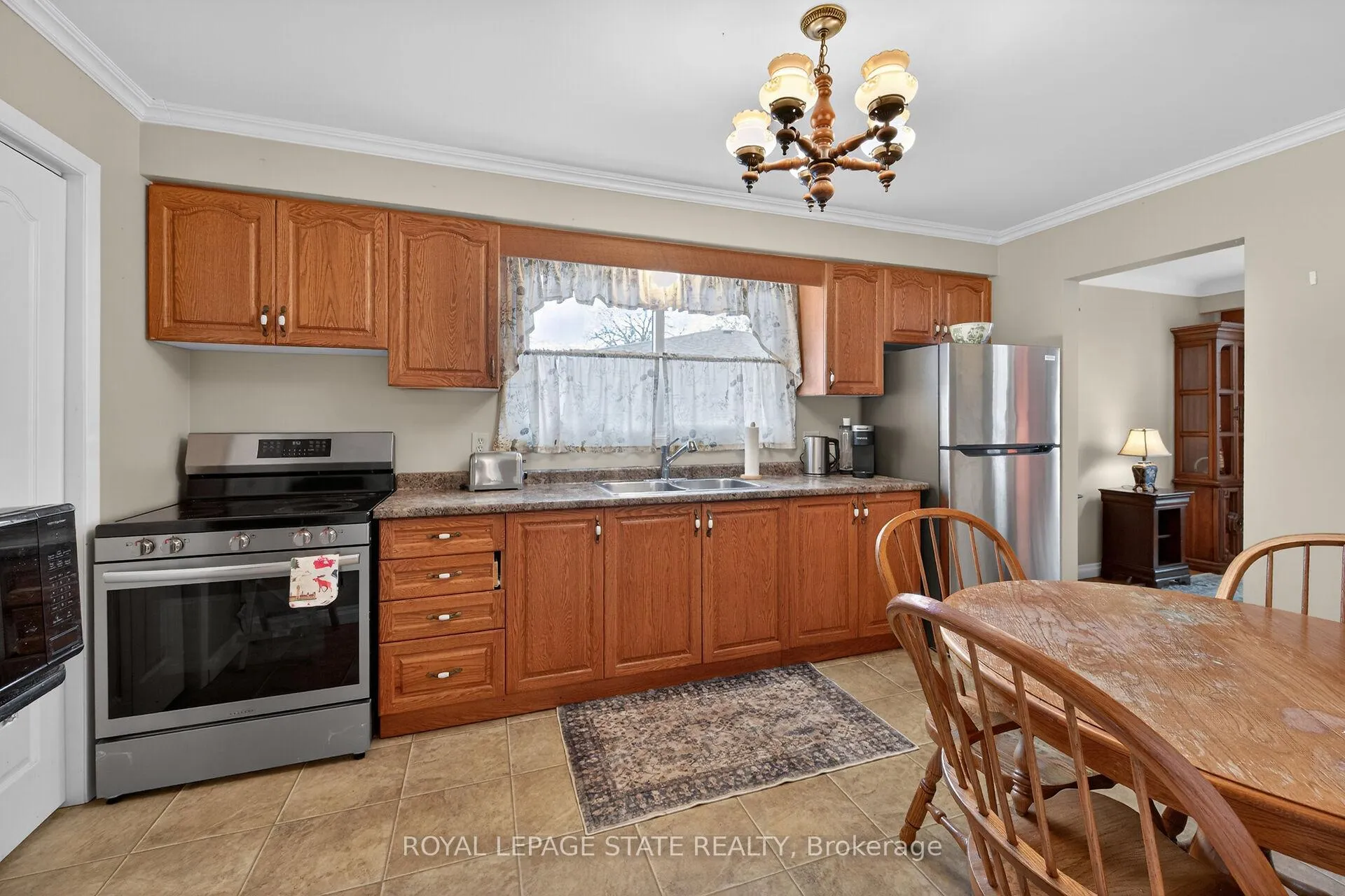 Photo 17 of 582 Woodview Road, Burlington, Roseland — HOMEH