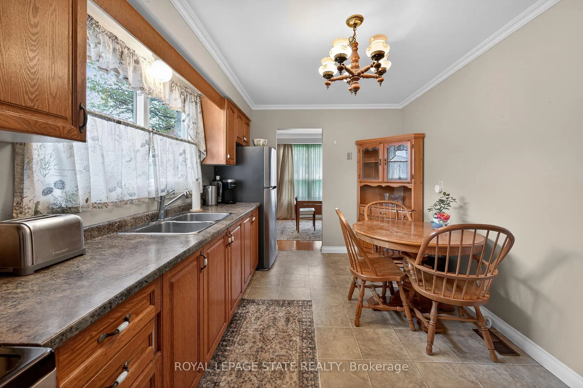 Photo 18 of 582 Woodview Road, Burlington, Roseland — HOMEH