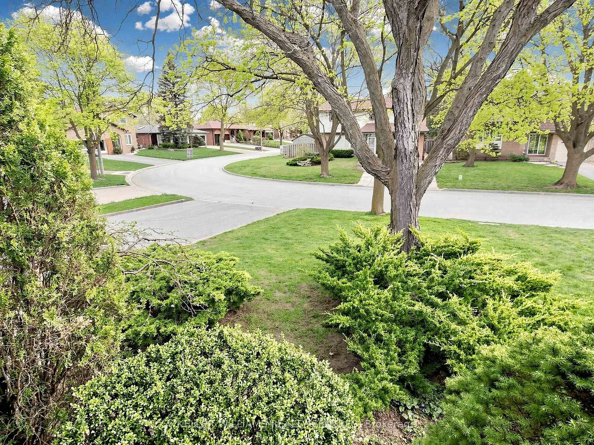 Photo 11 of 22 Coral Harbour Crescent, Markham, Bayview Fairway-Bayview Country Club Estates — HOMEH