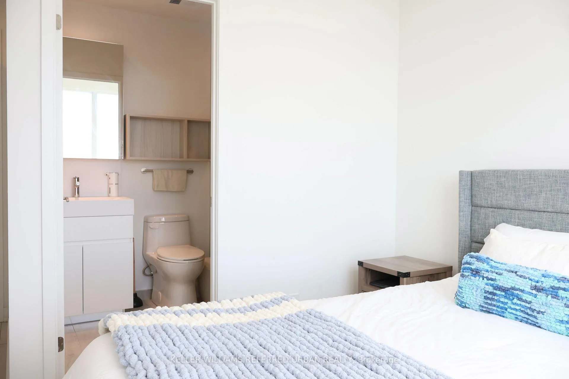Photo 8 of Unit 1608, 39 Mary Street, Barrie, City Centre — HOMEH