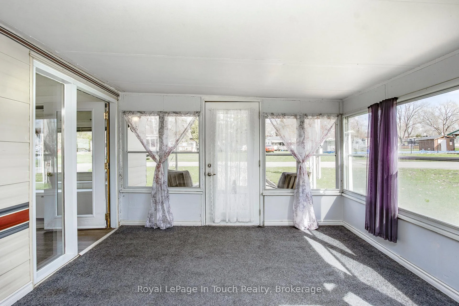 Photo 4 of 8 Lakeshore Road, Midland — HOMEH
