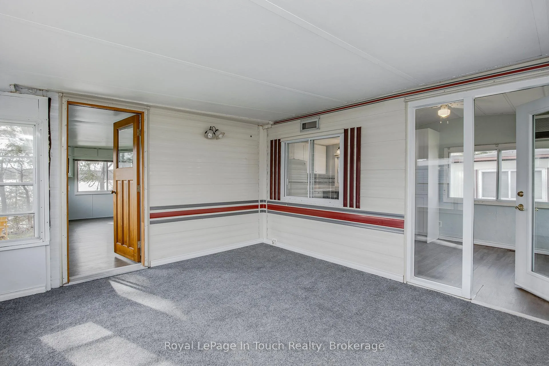 Photo 5 of 8 Lakeshore Road, Midland — HOMEH