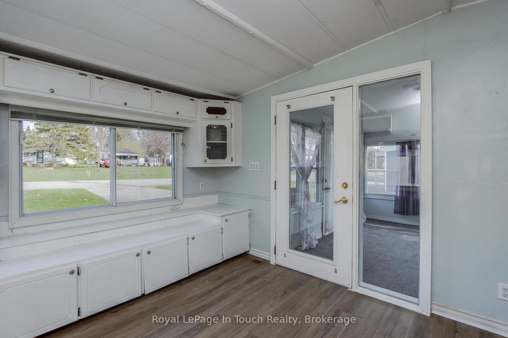 Photo 6 of 8 Lakeshore Road, Midland — HOMEH