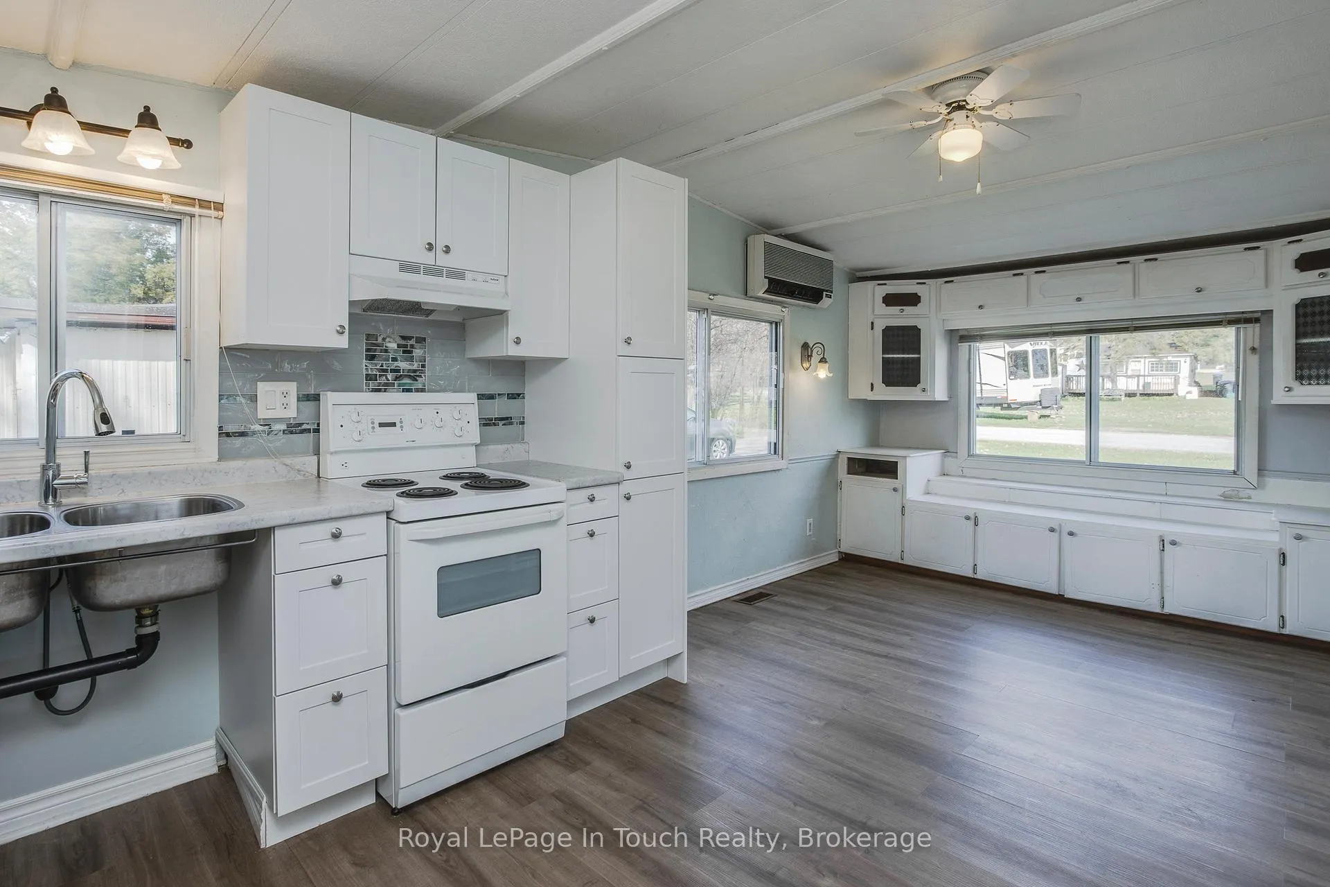 Photo 9 of 8 Lakeshore Road, Midland — HOMEH